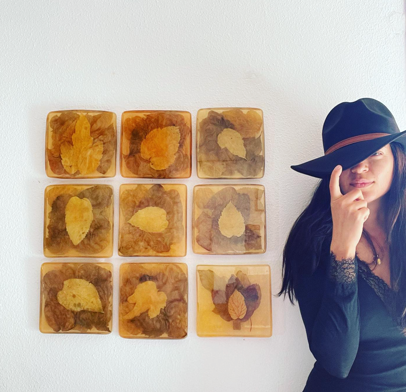 pieza de arte nueva luna junto con su diseñadora lilitadeign