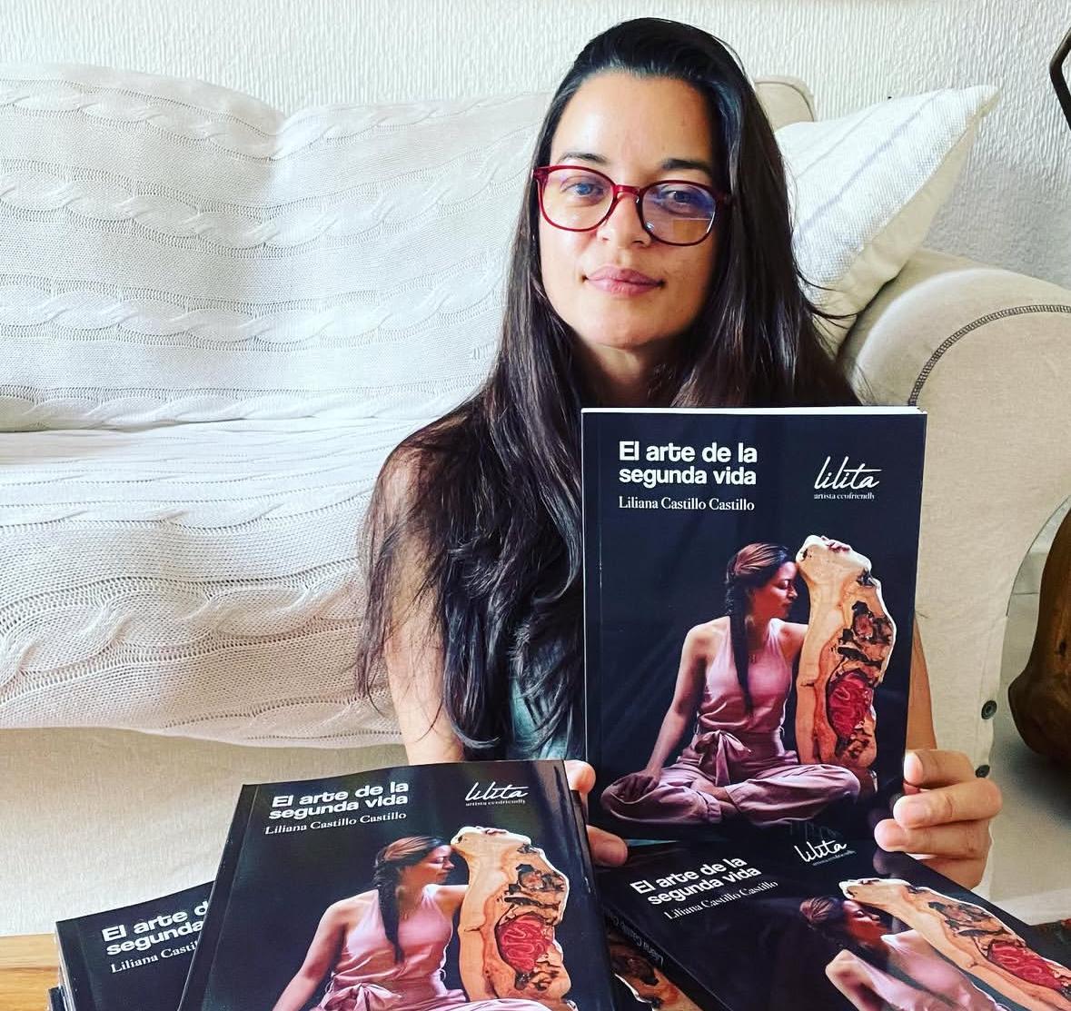 Image of the artist lilitadesign with her book
