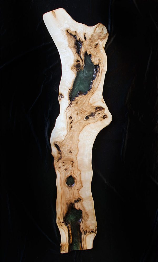 Pieza de Madera Llamativa: Cabecero de Olmo Rescatado con Resina Verde