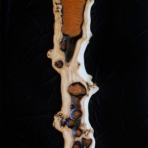 Elegante pieza de arte de madera alargada con detalles de resina, mostrando un diseño abstracto y orgánico