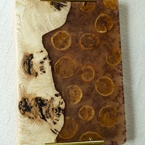 Tabla de servir de madera con resina translúcida marrón incrustada con rodajas de limón