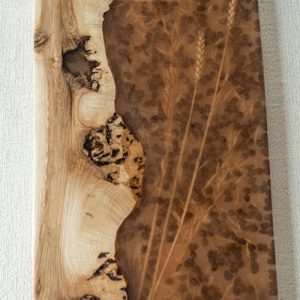 Tabla de servir artesanal con incrustaciones botánicas en resina marrón y asas de latón