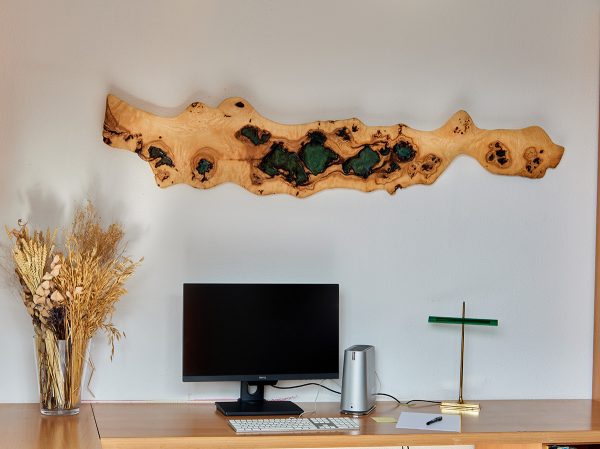 Decoración de pared de madera y resina sobre un escritorio de oficina moderno