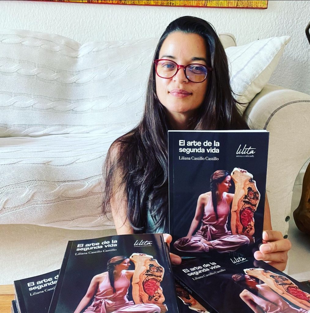 Mujer sosteniendo un libro titulado 'El arte de la segunda vida' de Liliana Castillo Castillo