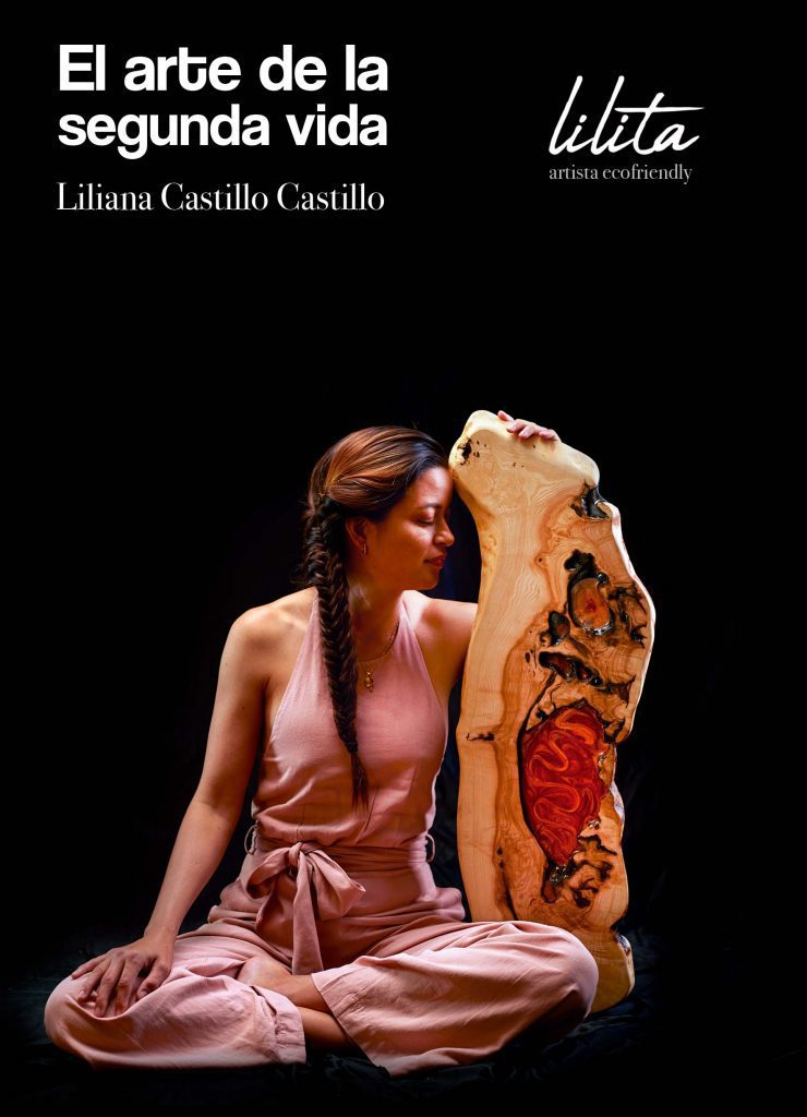 Artista ecofriendly Liliana Castillo contemplando su obra de arte en madera y resina
