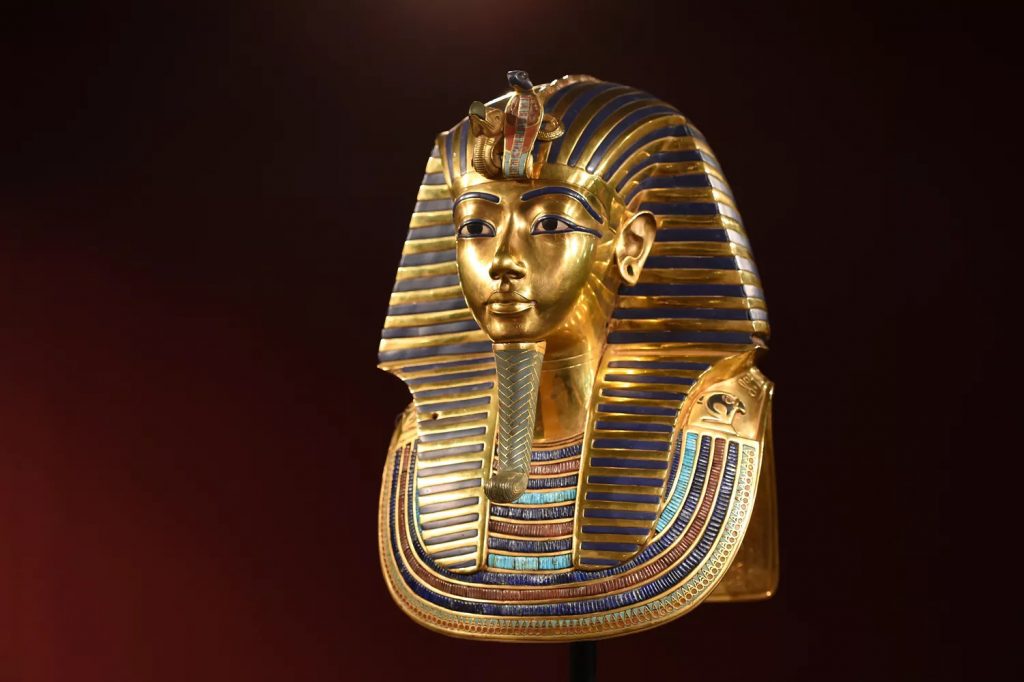 Réplica del célebre sarcófago dorado del faraón Tutankamón.