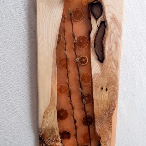 Bandeja de servir única de madera con diseño de resina y rodajas de naranja incrustadas, acabada con asas de latón.