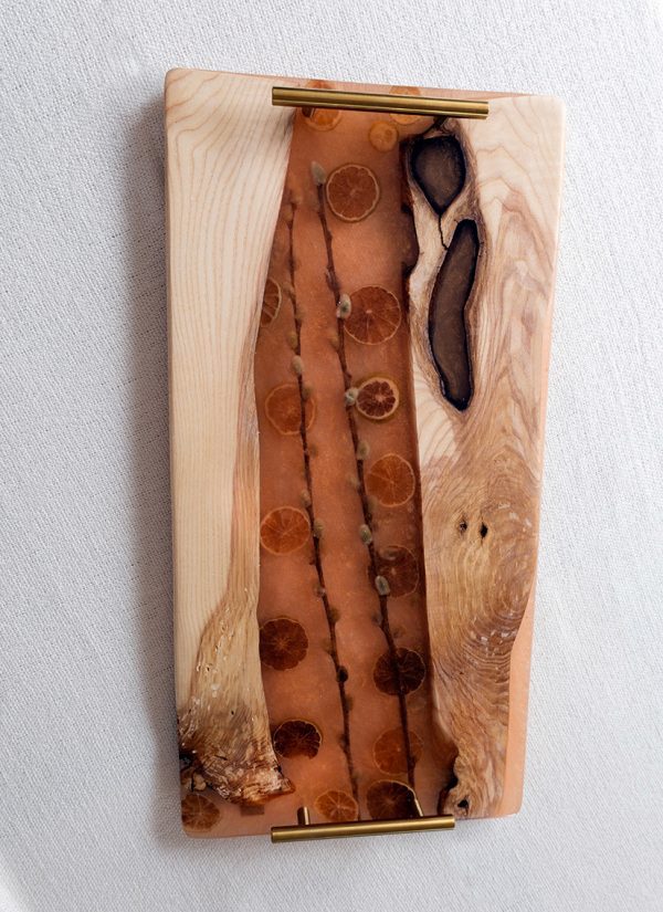 Bandeja de servir única de madera con diseño de resina y rodajas de naranja incrustadas, acabada con asas de latón.