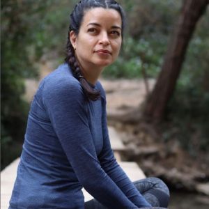 Momento de serenidad: una mujer disfruta de la paz del entorno natural