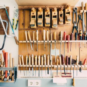 Explora la Maestría de las Herramientas para Trabajar la Madera en esta Impactante Imagen

